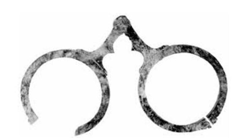 Knijpbril gevonden in beerput