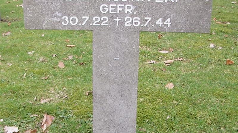 Het graf van de gesneuvelde radiotelegrafist Gefr. Kurt Kudritzki op de Duitse begraafplaats bij Ysselsteyn (Bron: Doc. '39-'45 HKD)