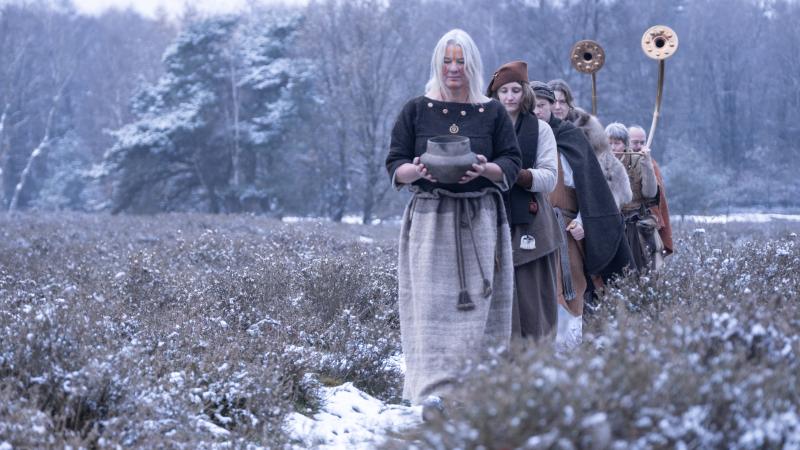 Grafheuvel, processie living history