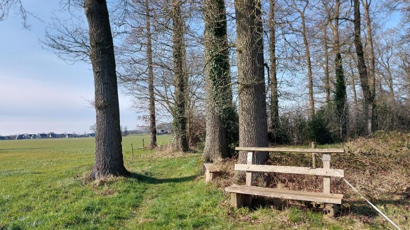Eiken bankje met ruim uitzicht, neem er even tijd voor desgewenst.