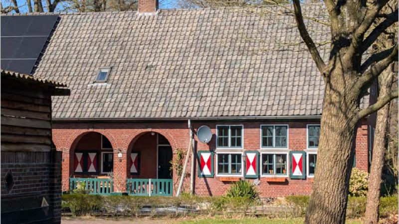 Hoofdingang aan de Oldenzaalsestraat