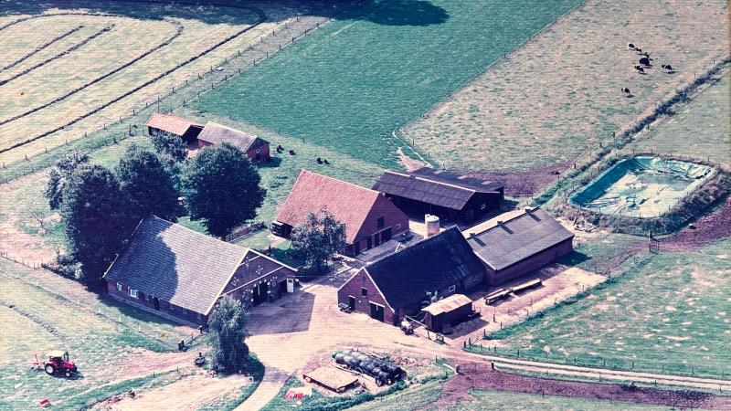 Oude luchtfoto van het erf van de familieboerderij van de Ter Balkt's 