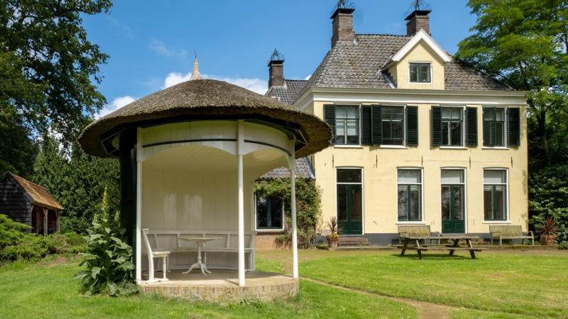 Achterzijde de Horte met prieeltje - Trudelies de Graaf