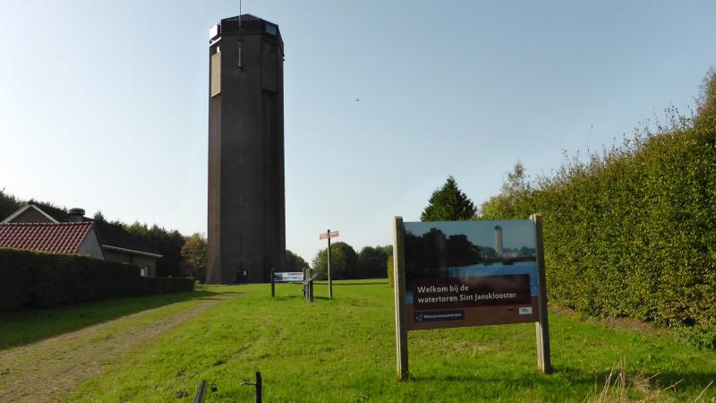 De watertoren van Sint Jansklooster